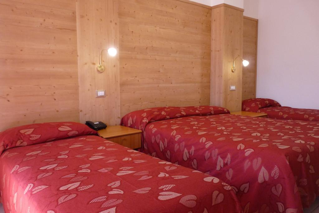 טליו Hotel La Rosa מראה חיצוני תמונה